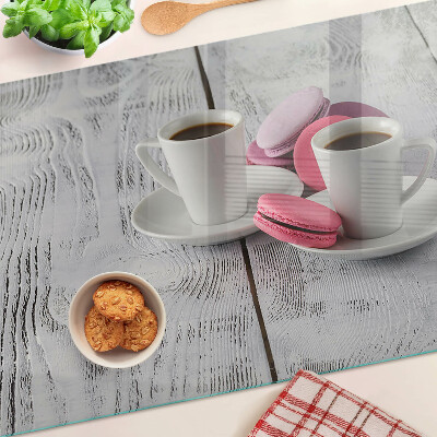 Tocător sticlă Cafea și macarons pe un fundal de lemn