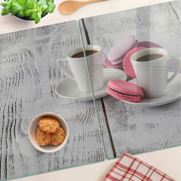 Tocător sticlă Cafea și macarons pe un fundal de lemn