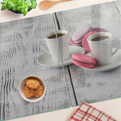 Tocător sticlă Cafea și macarons pe un fundal de lemn