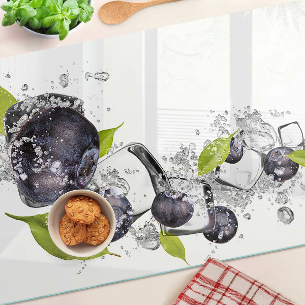 Tocător sticlă Prune în apă cu frunze