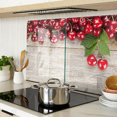 Tocător din sticlă Cireșe pe un fundal de lemn