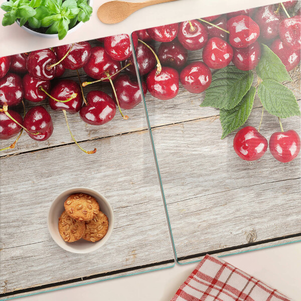 Tocător din sticlă Cireșe pe un fundal de lemn