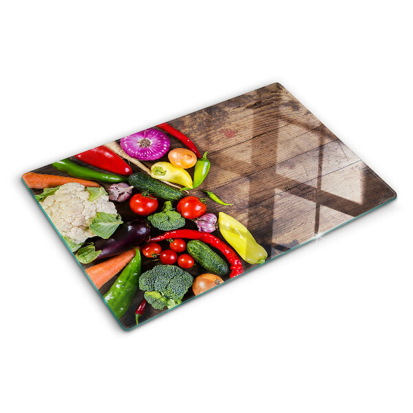 Tocător din sticlă Legume pe un fundal de lemn