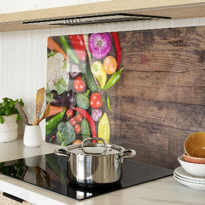 Tocător din sticlă Legume pe un fundal de lemn