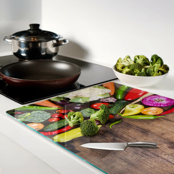 Tocător din sticlă Legume pe un fundal de lemn