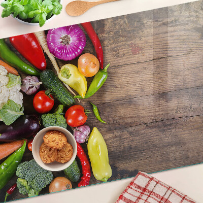 Tocător din sticlă Legume pe un fundal de lemn