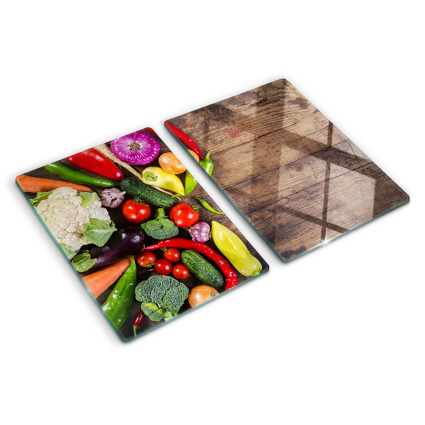 Tocător din sticlă Legume pe un fundal de lemn