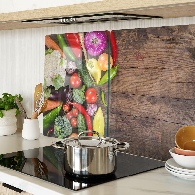 Tocător din sticlă Legume pe un fundal de lemn