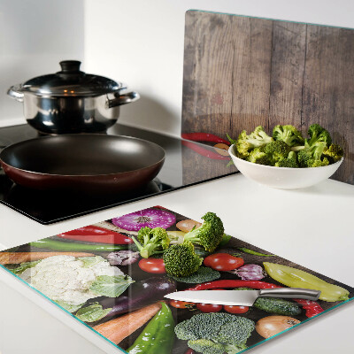 Tocător din sticlă Legume pe un fundal de lemn