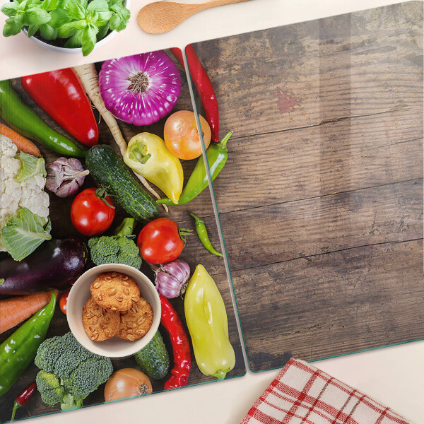 Tocător din sticlă Legume pe un fundal de lemn