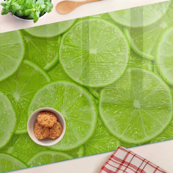 Tocător sticlă Felii de lime pe fundal verde