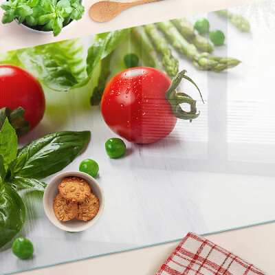 Tocător sticlă Legume pe un blat alb