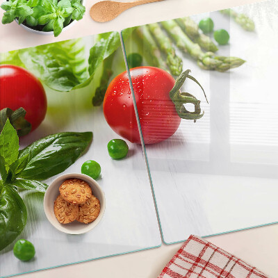 Tocător sticlă Legume pe un blat alb