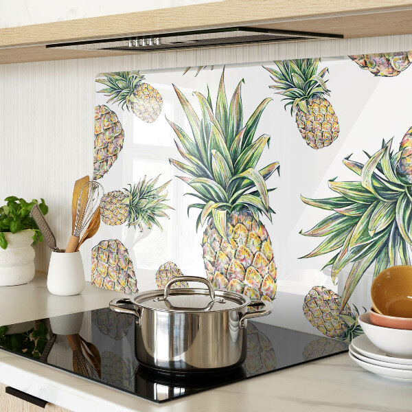 Tocător de bucătărie Ananas pe fundal alb