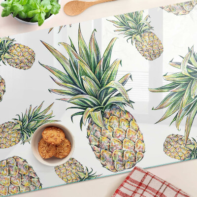 Tocător de bucătărie Ananas pe fundal alb