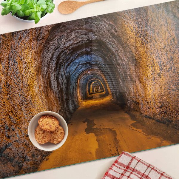 Tocător de bucătărie Un tunel într-o peșteră cu iluminare
