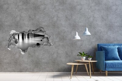 Autocolant un zid spart cu priveliște Un dig scufundat într-un decor monocromatic