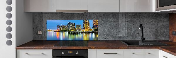 Panou sticla securizata bucatarie New York pe timp de noapte