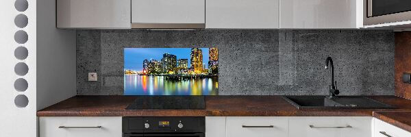 Panou sticla securizata bucatarie New York pe timp de noapte