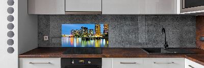 Panou sticla securizata bucatarie New York pe timp de noapte