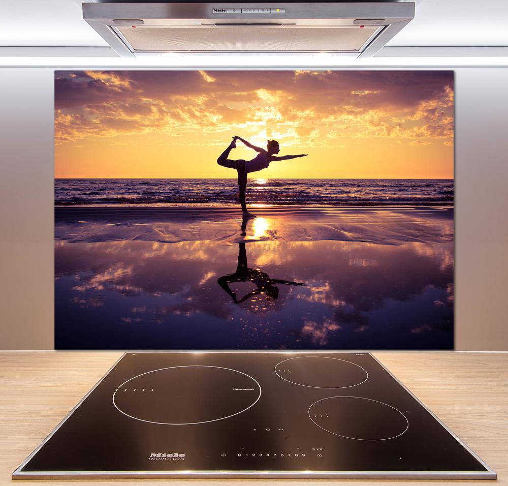 Panou sticlă bucătărie Yoga pe plajă
