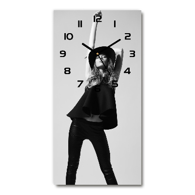Ceas vertical de perete din sticlă Femeia în negru