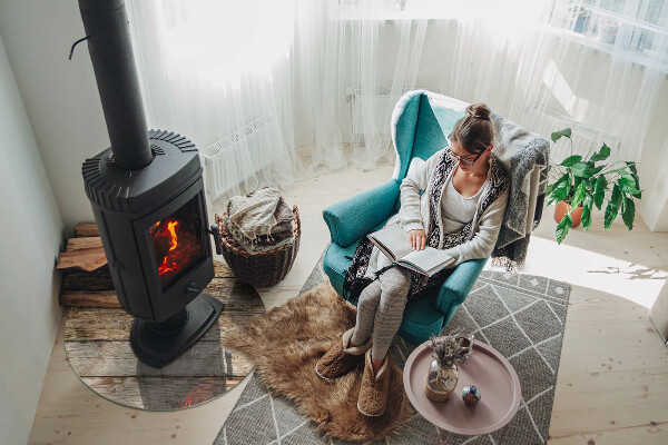 Sticlă rotundă sub sobă Fibre de lemn într-un stil natural