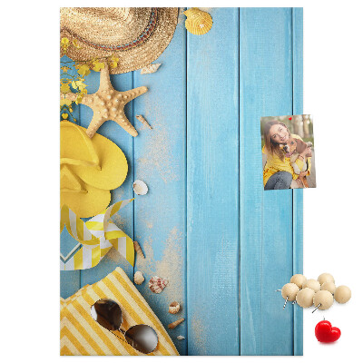 Panou plută Accesorii de vară pe un fundal albastru de lemn