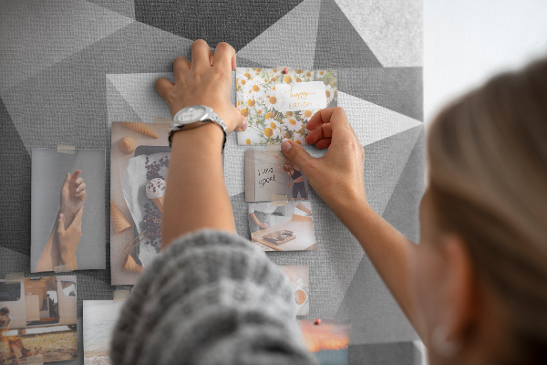 Panou plută Model abstract în tonuri de gri cu triunghiuri