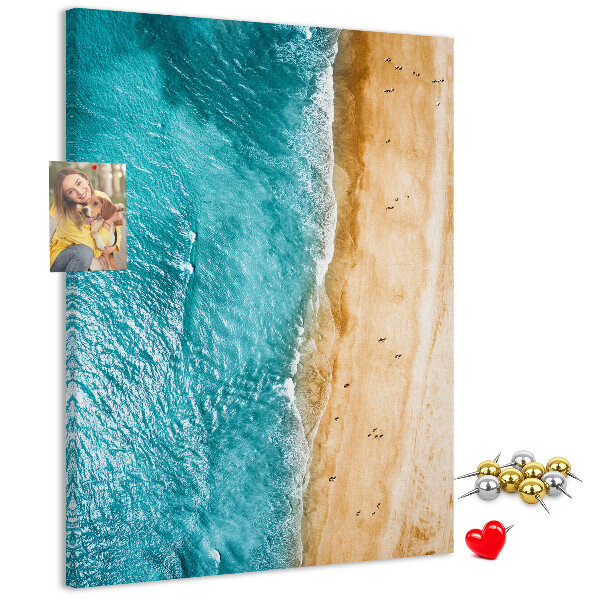 Tabla de pluta O plajă cu valuri și oameni care se plimbă prin preajmă
