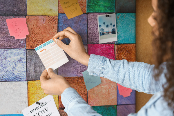 Tabla de pluta Pătrate colorate din lemn într-un mozaic