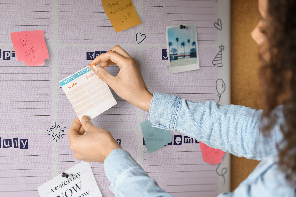 Tabla de pluta Calendar de ziua de naștere cu baloane colorate