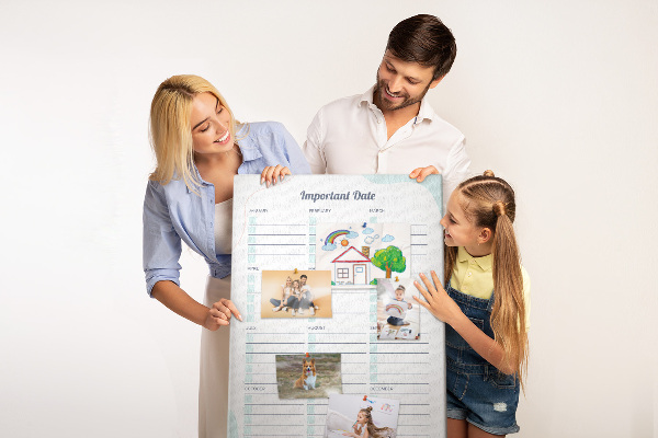 Tabla de pluta Planificator lunar cu accente colorate