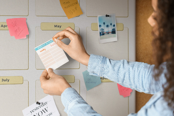 Panou plută Calendar anual pentru planificarea evenimentelor