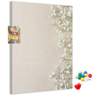 Tabla de pluta Flori delicate pe un fundal neutru