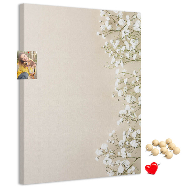 Tabla de pluta Flori delicate pe un fundal neutru