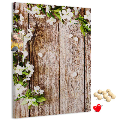 Tabla de pluta Flori pe un fundal de scânduri de lemn