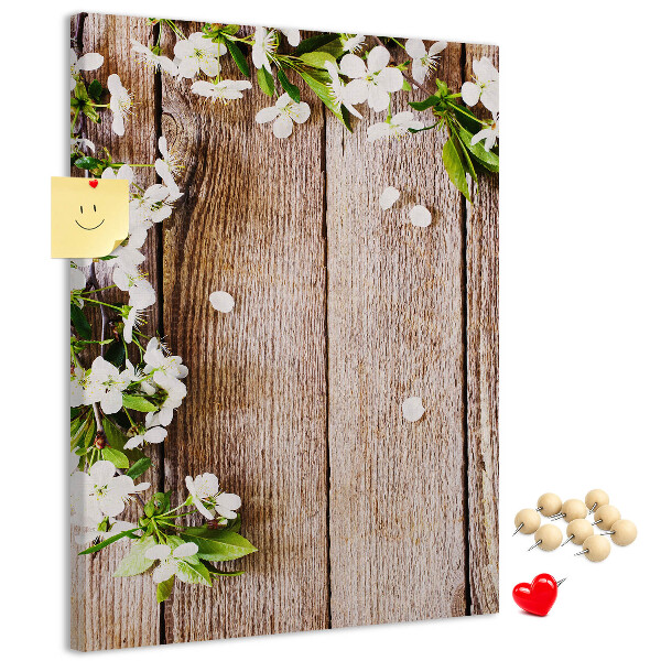 Tabla de pluta Flori pe un fundal de scânduri de lemn