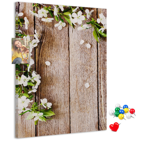 Tabla de pluta Flori pe un fundal de scânduri de lemn