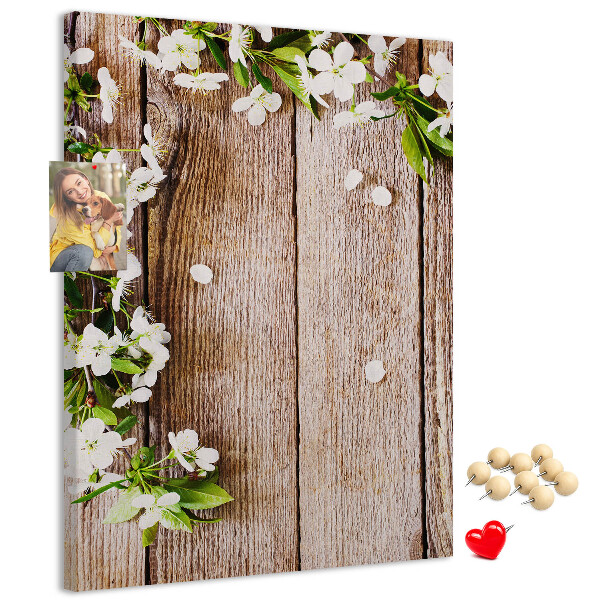 Tabla de pluta Flori pe un fundal de scânduri de lemn