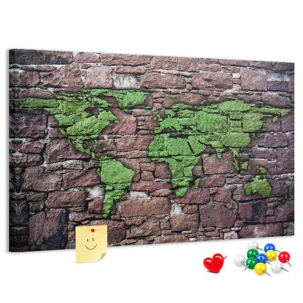 Panou din pluta Hartă verde a lumii pe un zid de piatră