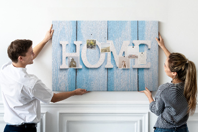 Panou din pluta Inscripție elegantă HOME pe fundal albastru.
