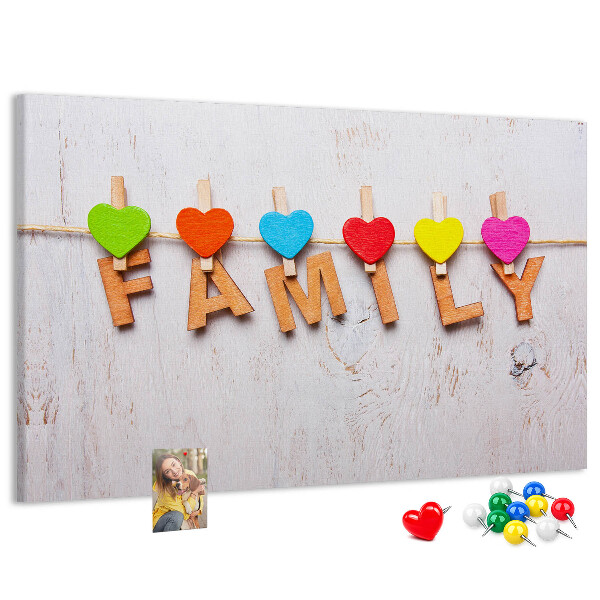 Panou din pluta Inimi de familie pe un fundal de lemn