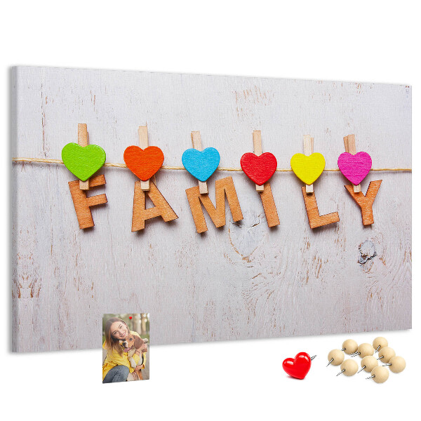 Panou din pluta Inimi de familie pe un fundal de lemn