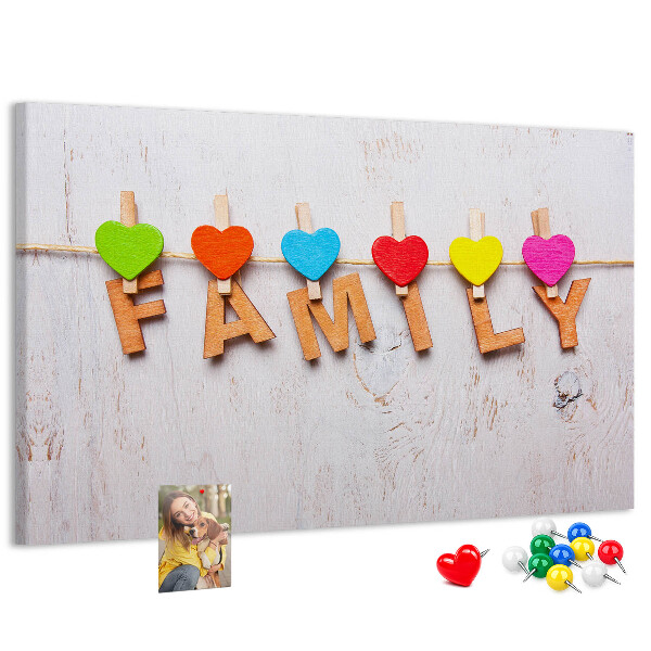 Panou din pluta Inimi de familie pe un fundal de lemn