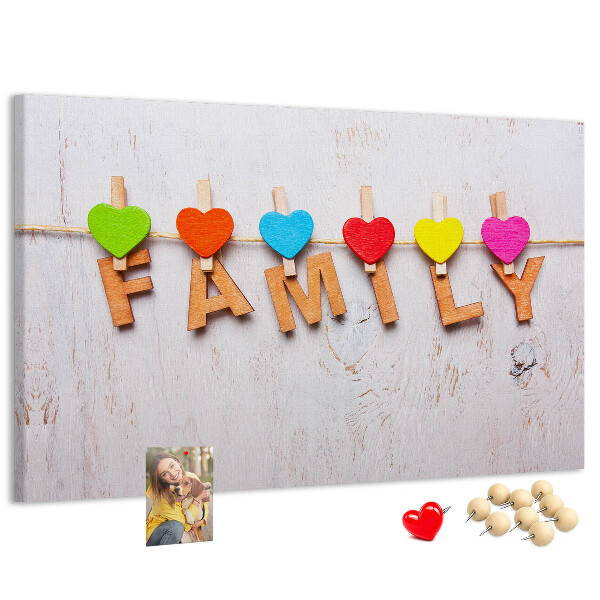 Panou din pluta Inimi de familie pe un fundal de lemn