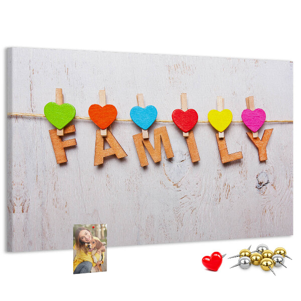 Panou din pluta Inimi de familie pe un fundal de lemn