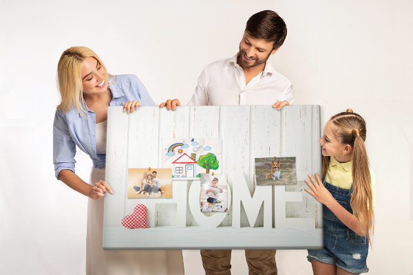 Panou din pluta Inscripție elegantă HOME pe fundal alb