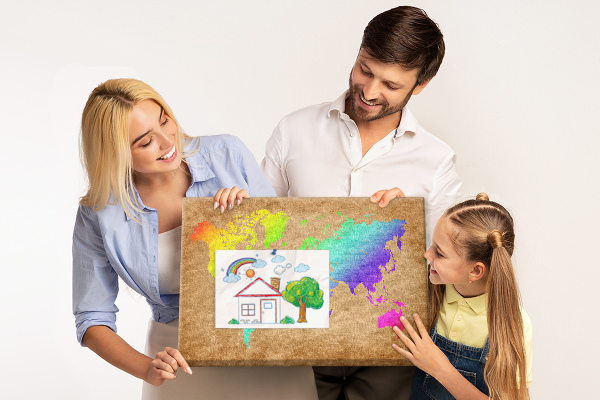 Panou de pluta Hartă a lumii colorată pe fundal maro