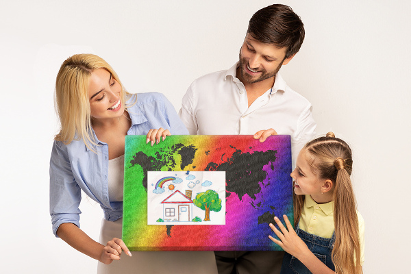 Panou din pluta Hartă a lumii curcubeu pe un fundal colorat